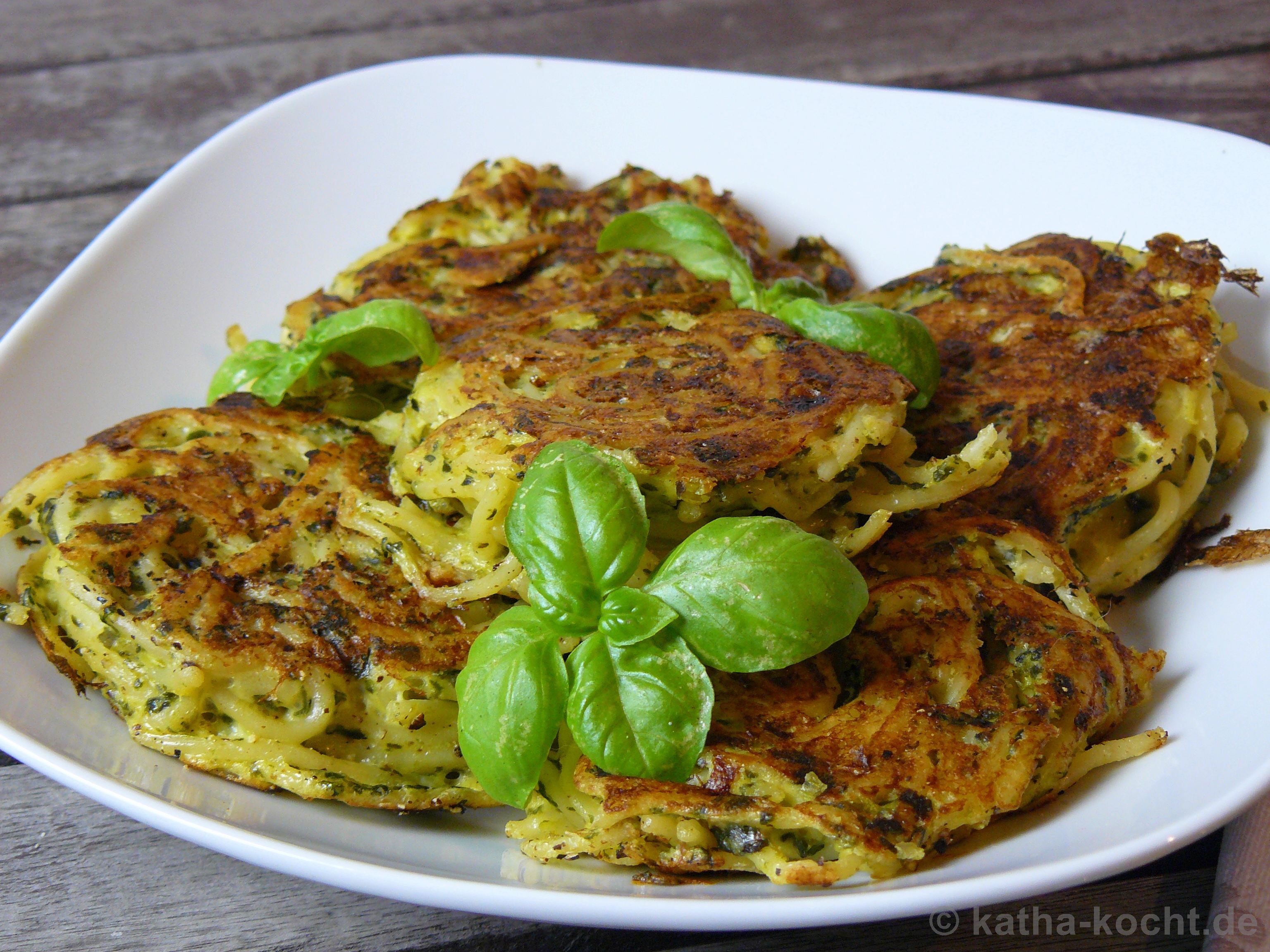 Spaghetti-Nester mit Spinat und Käse