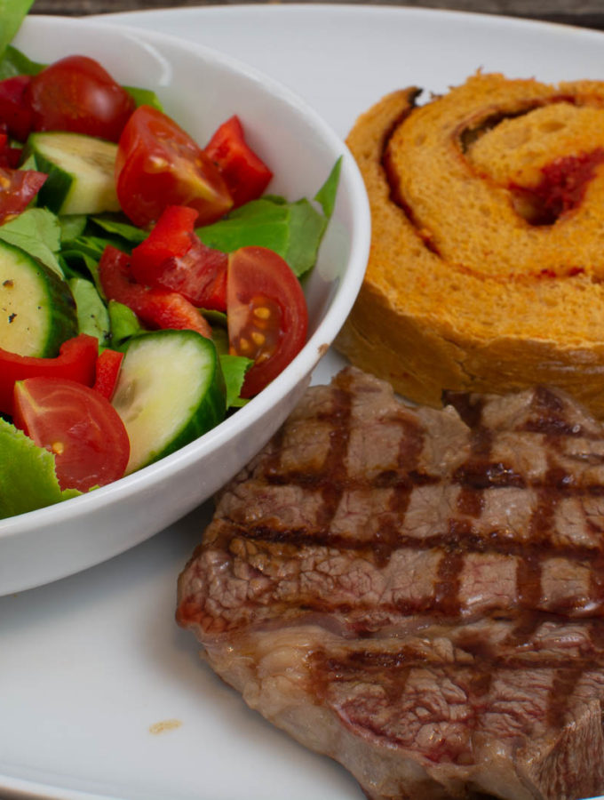 Steak mit Paprika Brotschnecke und schnellem Salat