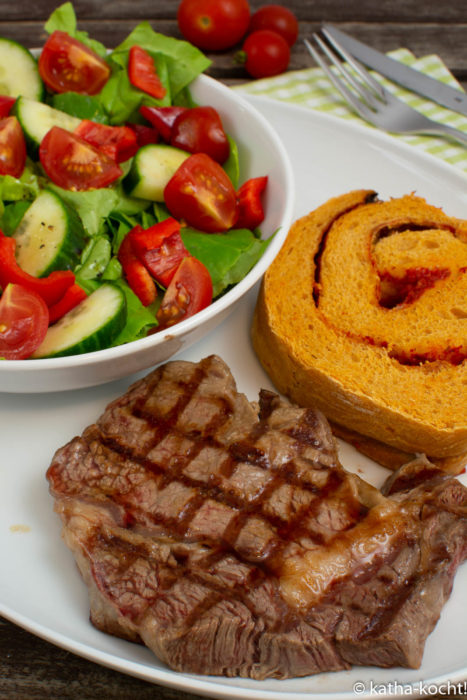 Steak mit Paprika Brotschnecke und schnellem Salat