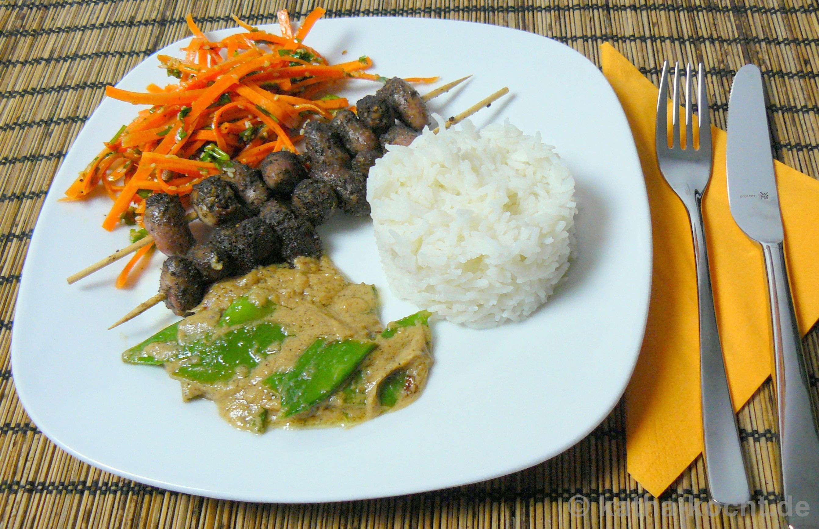 Thai-Hühnerherzenspieße mit Erdnusssauce und Karotten-Koriander Salat