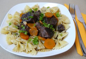 Toskanischer Pfeffertopf mit Möhrchen und Nudeln