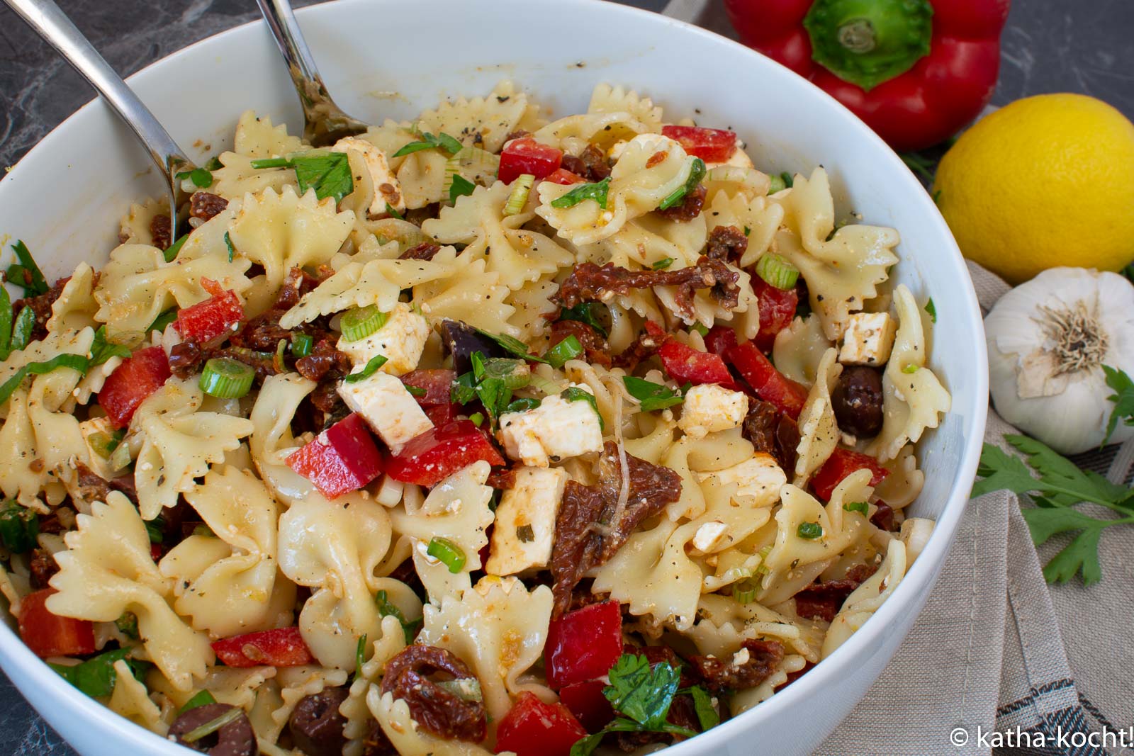 Mediterraner Nudelsalat mit Oliven, getrockneten Tomaten und Paprika ...