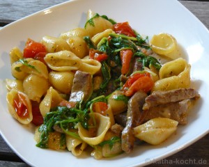 Conchiglie mit Rindfleisch, Tomaten und Rucola