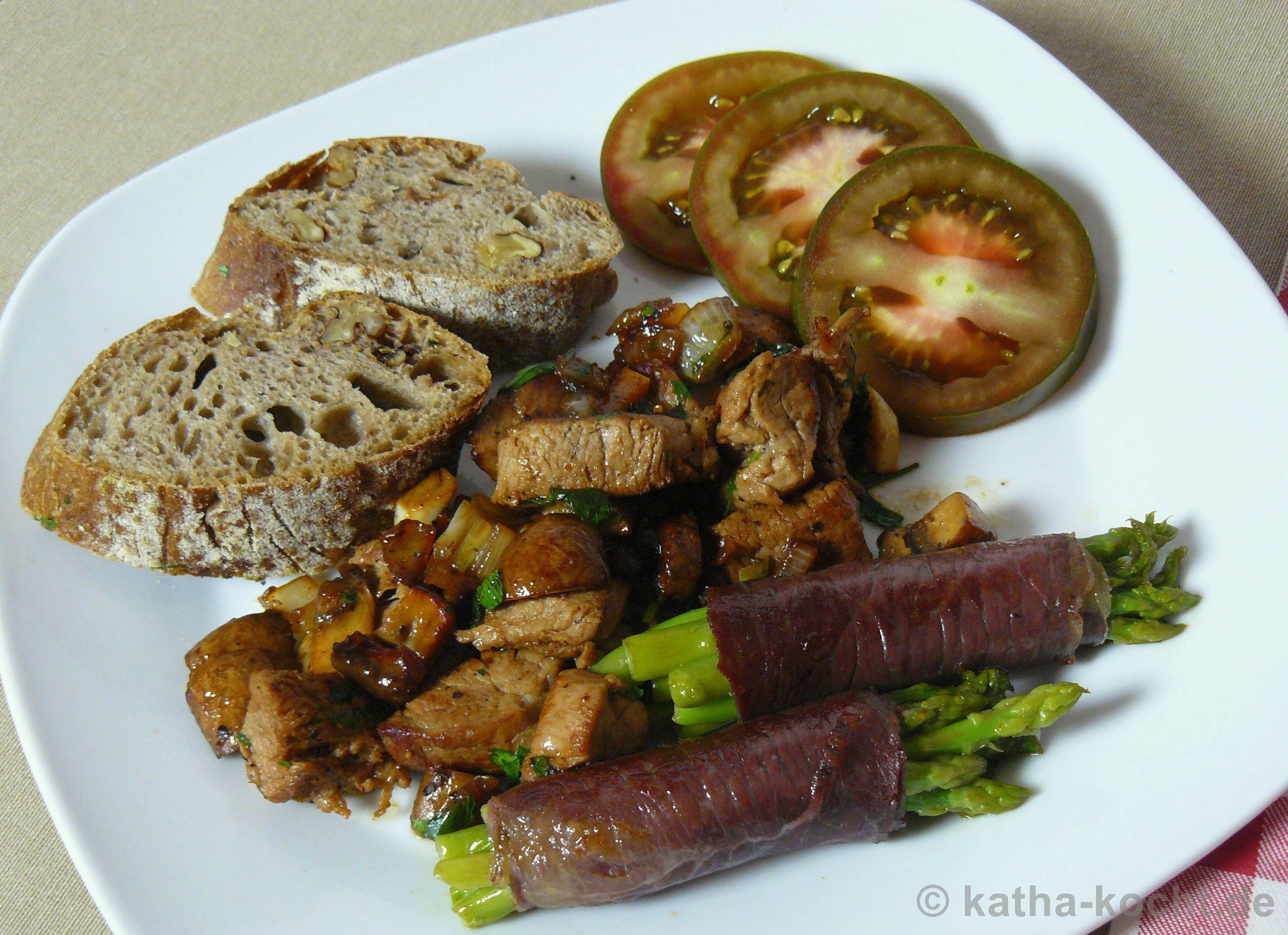 Iberico-Pilzpfanne mit Spargelspitzen in Rinderschinken