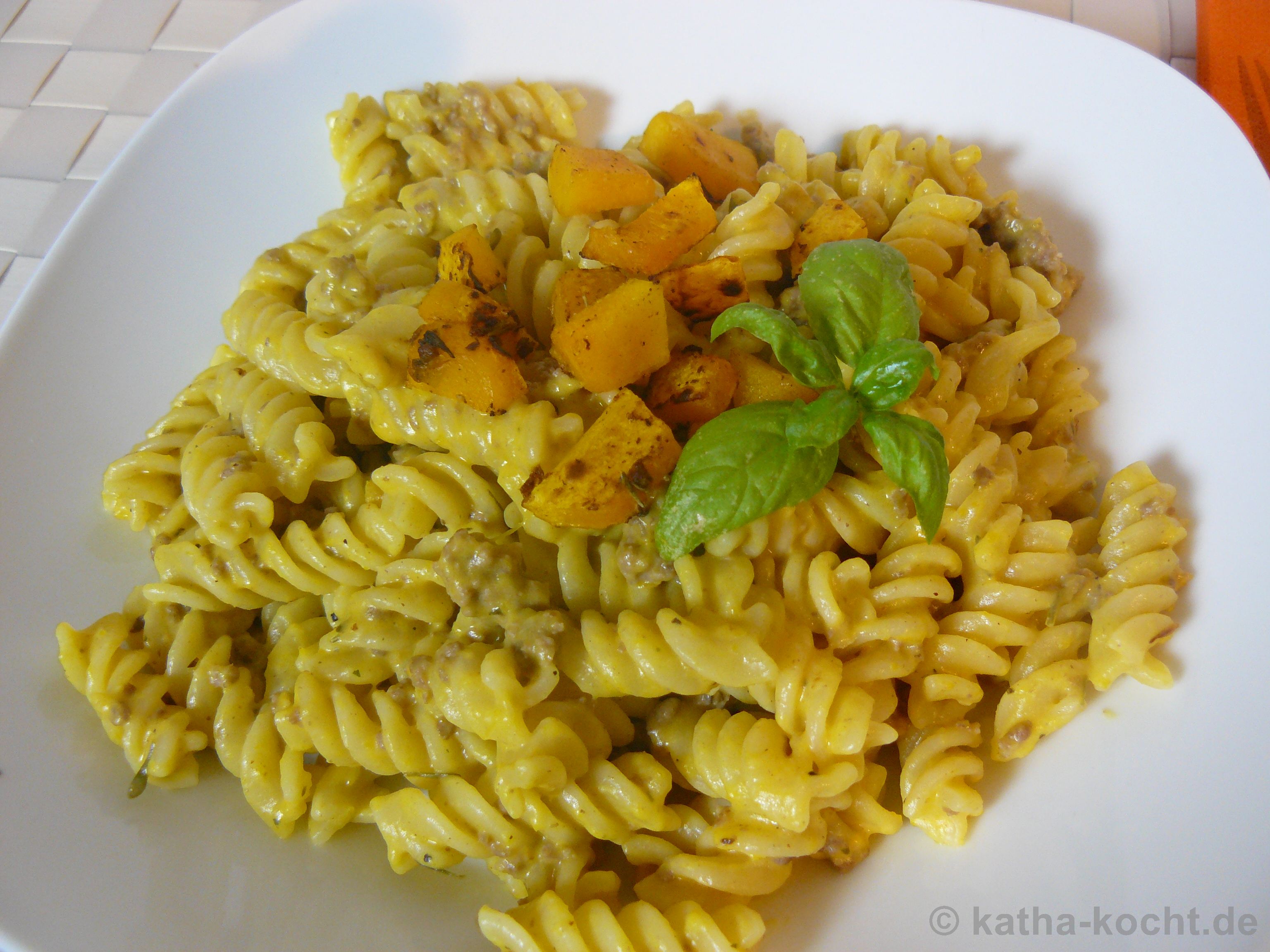 Pasta mit crémiger Kürbis-Hackfleischsauce