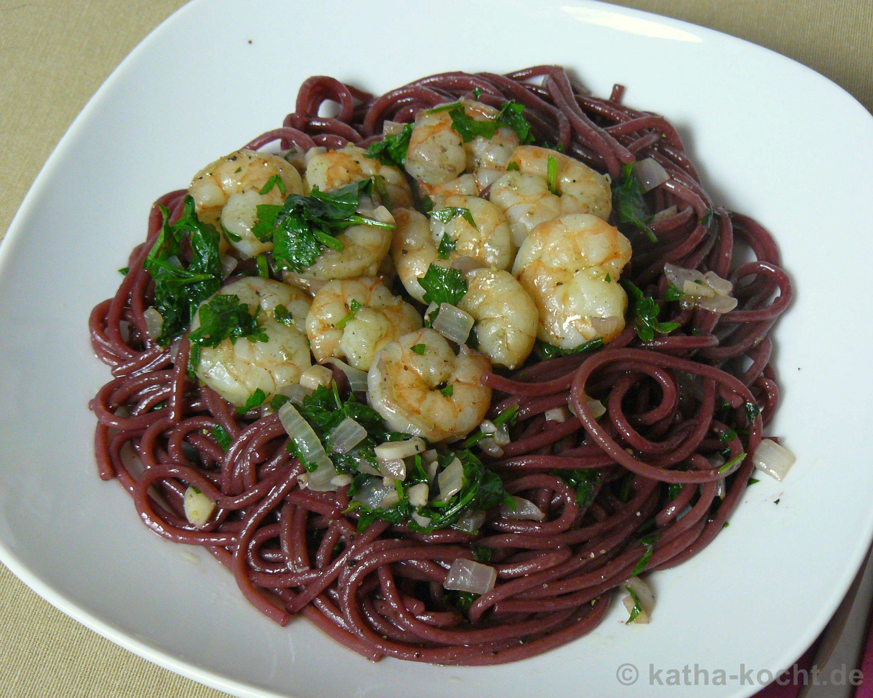 Rotweinspaghetti mit Garnelen in Knoblauch-Öl