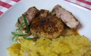 Schweinemedaillons und Spaghettikürbis mit Speck und Sahne