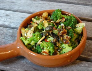 Tapas - Brokkoli mit Mandeln und Kürbiskernen