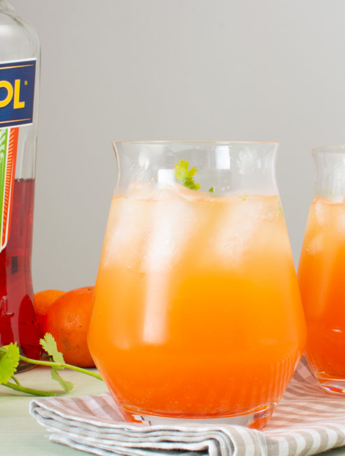 Aperol-Spritz mit Orangensaft und Koriander