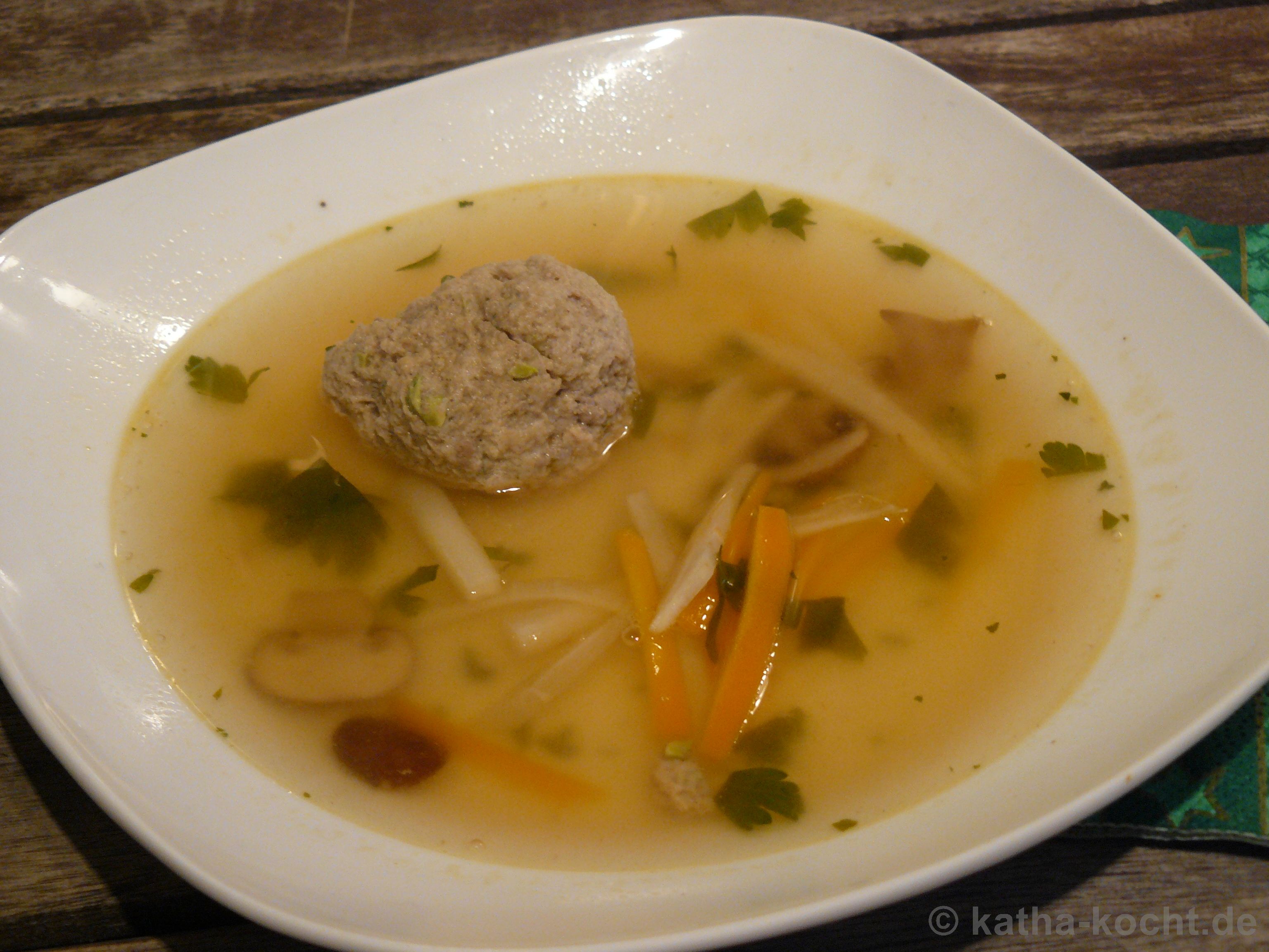 Klare Gemüsesuppe mit Kalbs-Pistazien-Klößchen - Katha-kocht!