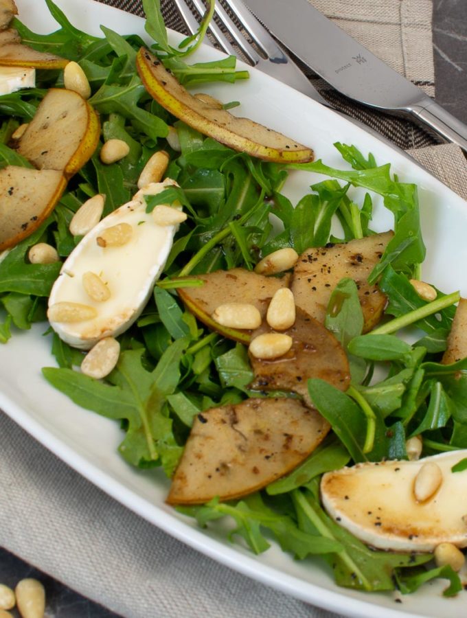 Birnen-Carpaccio mit Camembert und Rucola