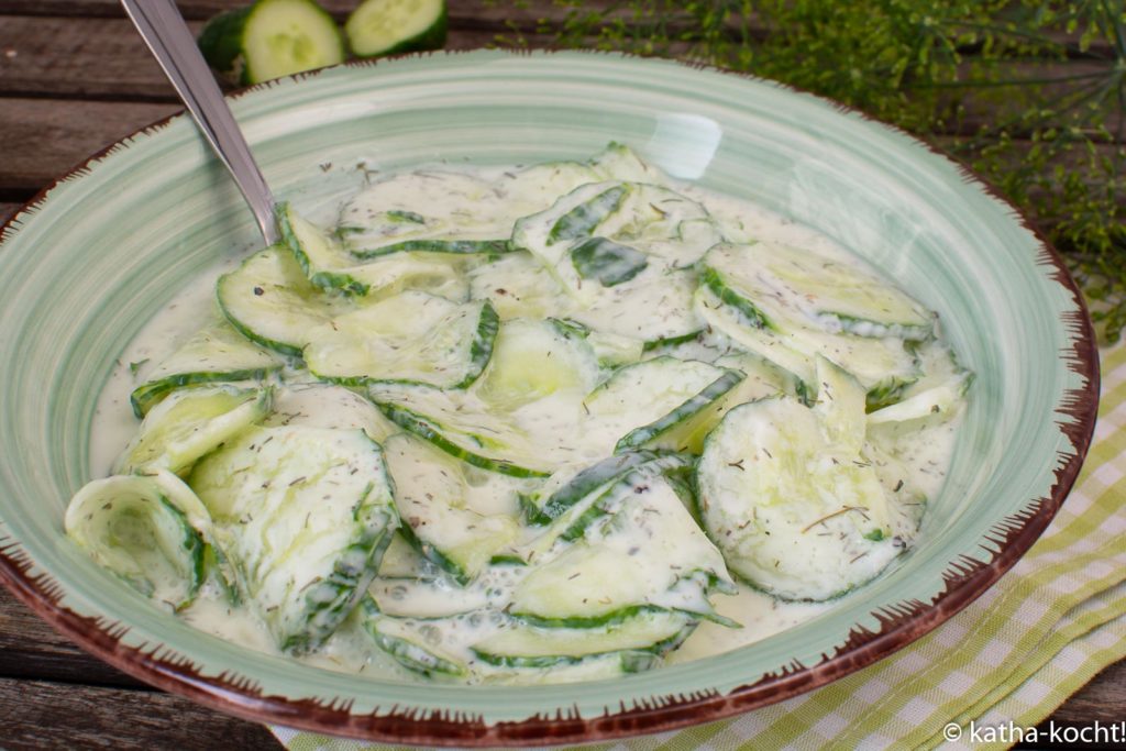 Klassischer Gurkensalat mit Joghurt und Dill