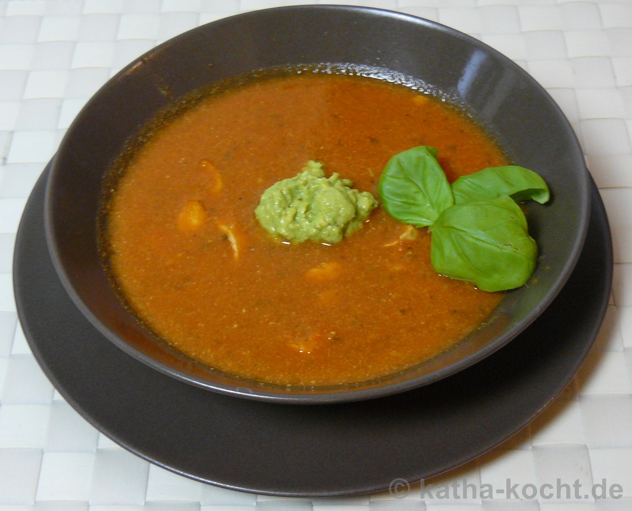 Tomatensuppe mit Hähnchenbrust, Schafskäse und Avocado