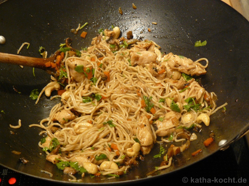 Hähnchen-Wok-Pfanne mit Cashewkernen - Katha-kocht! Hähnchen-Wok-Pfanne mit Cashewkernen - Katha-kocht!