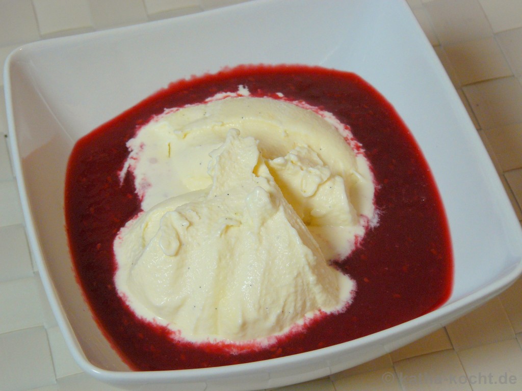 Heiße Liebe - Vanilleeis mit heißen Himbeeren - Katha-kocht!
