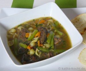 Kräftige Rindersuppe mit Beinscheibe