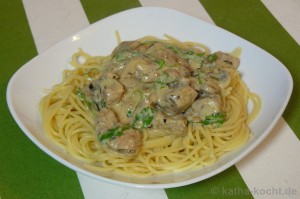 Pasta mit Schweinefilet und Rucola in Weißwein-Sahnesauce