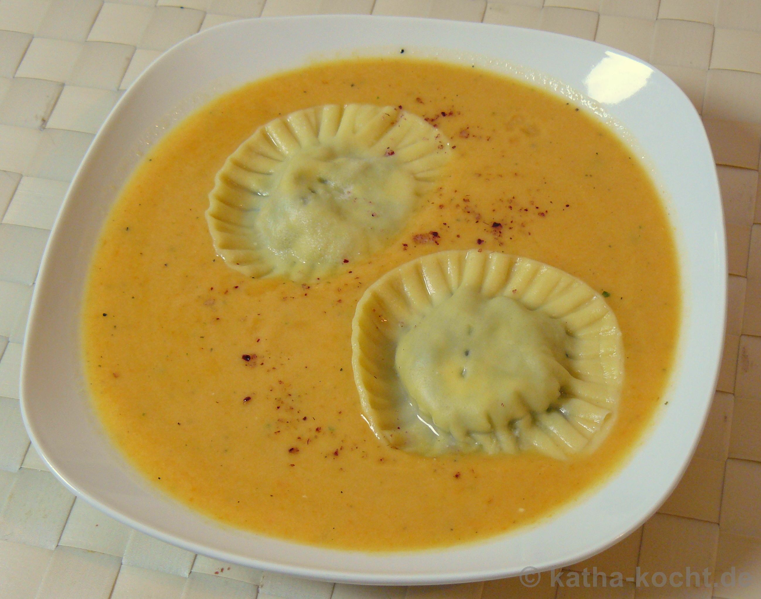 Spinat-Ziegenkäse Ravioli in Karottencréme Süppchen