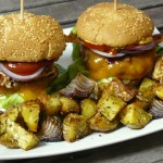 BBQ-Burger mit Kartoffelspalten