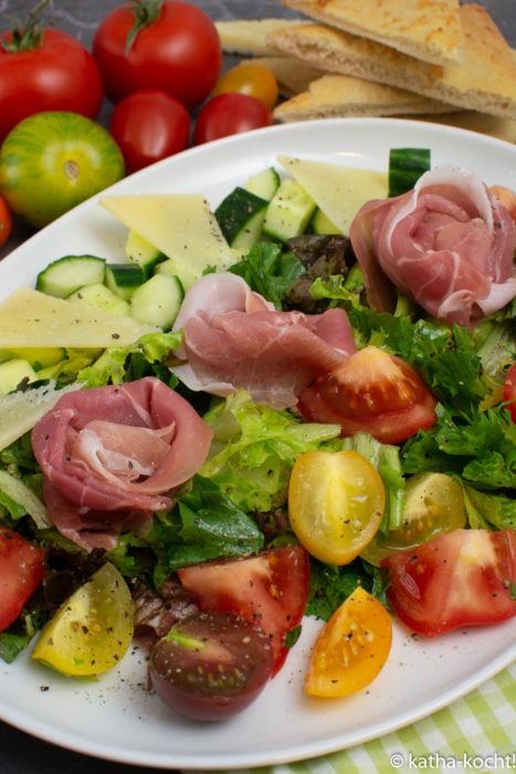 SALAT MIT PARMASCHINKEN UND KNOBLAUCH-PIZZABROT