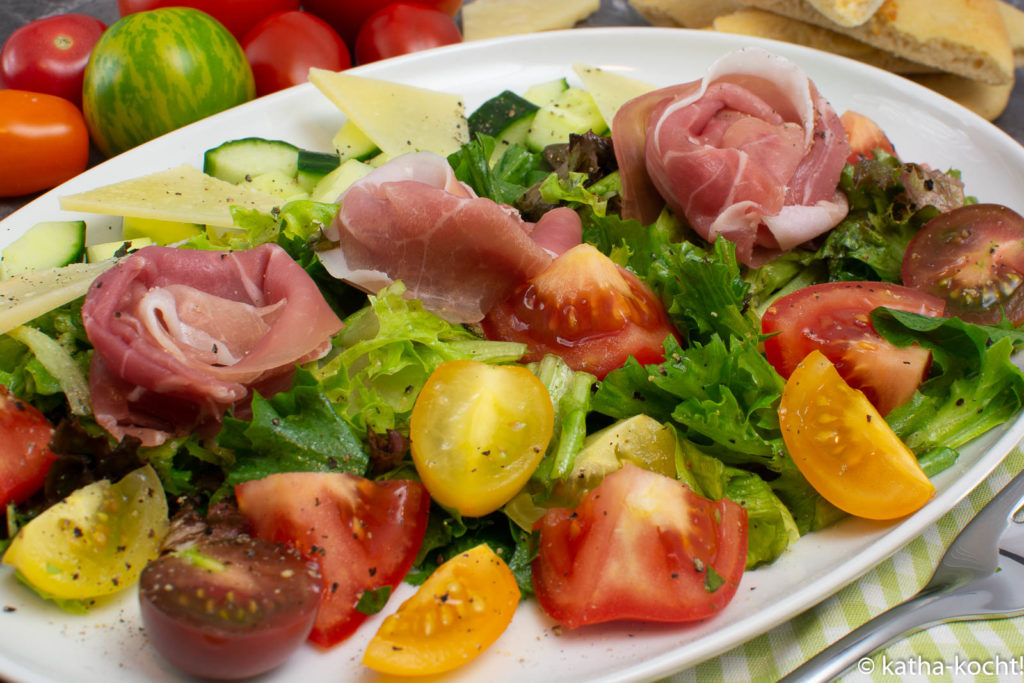 SALAT MIT PARMASCHINKEN UND KNOBLAUCH-PIZZABROT