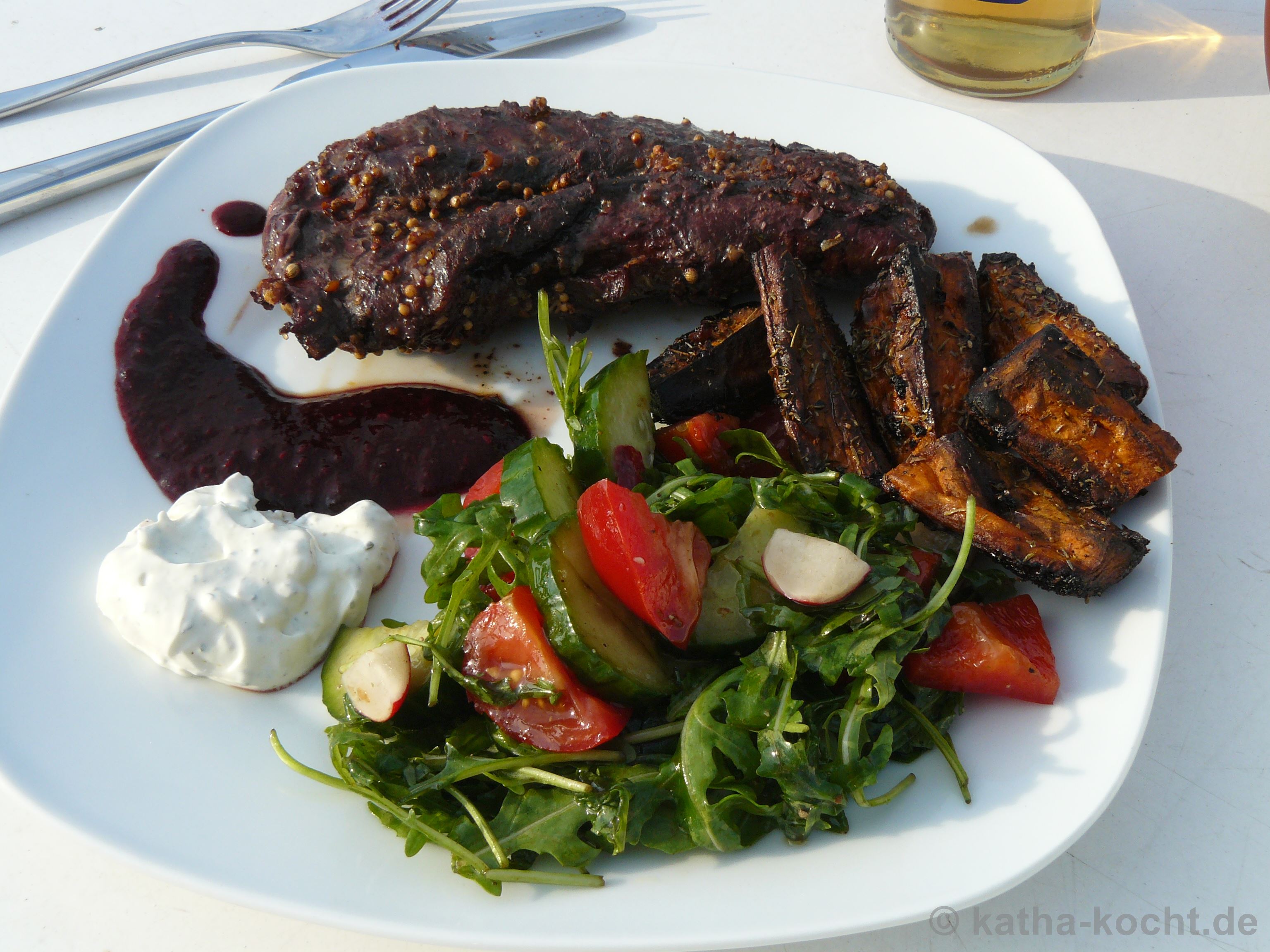 Australisches Straußensteak mit Süßkartoffeln und fruchtiger Sauce