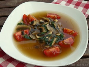 Bikini-Süppchen mit Champignons und Tomate