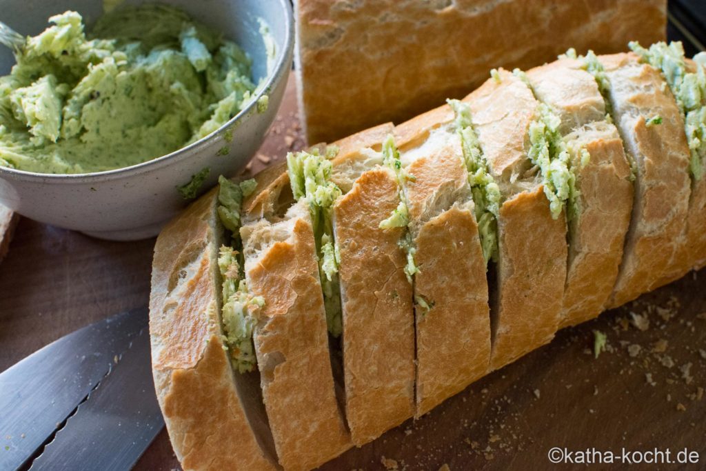 Brot mit Kräuterbutter