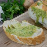 Brot mit Kräuterbutter