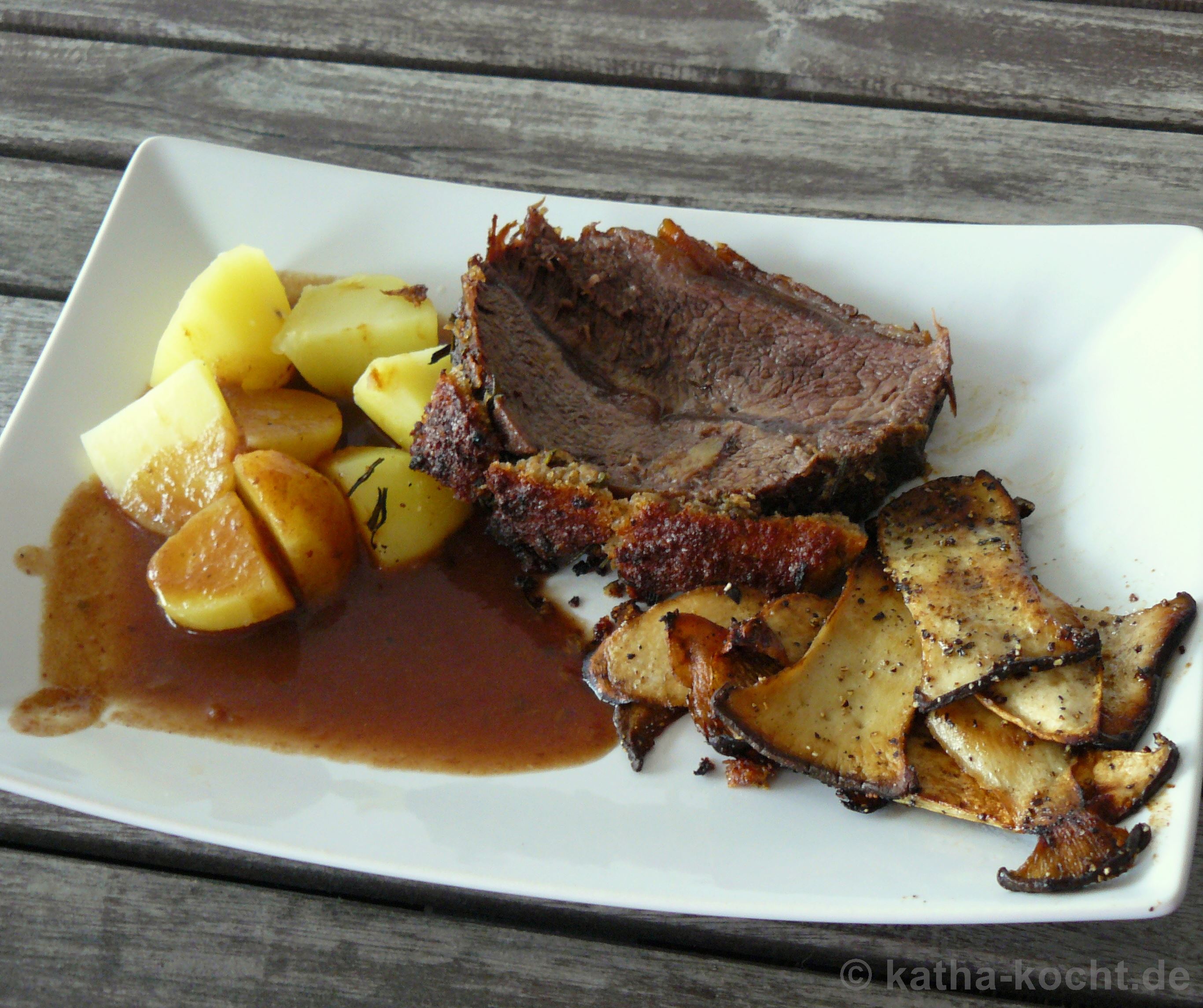 Rinderbraten mit Parmesankruste, Kräuterseitlingen und Tomaten-Bärlauch Salat