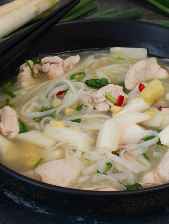 Thai-Suppe mit Huhn und Spargel
