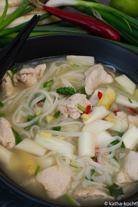 Thai-Suppe mit Huhn und Spargel
