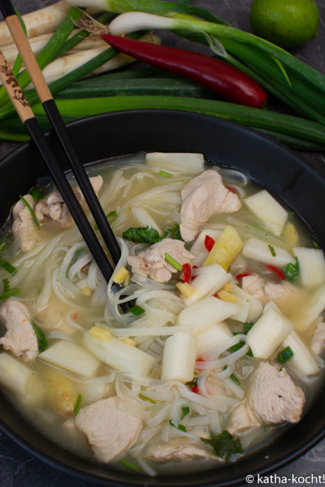 Thai-Suppe mit Huhn und Spargel