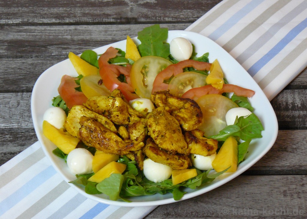 Bunter Curry-Hähnchen Salat mit Mango und Mozzarella