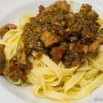 Schweineragout mit Zitronen und Tomaten auf Tagliatelle