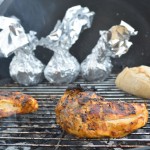 Gegrilltes Harissa-Hähnchen und gefüllte Bulgur-Tomaten