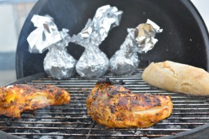 Gegrilltes Harissa-Hähnchen und gefüllte Bulgur-Tomaten