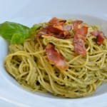Spaghetti mit Rucola-Pesto und Tiroler Speck