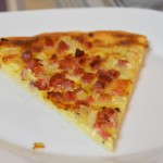 Klassischer Flammkuchen mit Speck und Zwiebeln