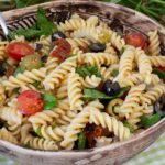 Mediterraner Nudelsalat mit Sardellen und Kapern