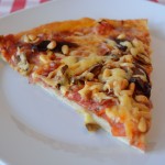 Wilde Salami-Pizza mit Steinpilzen