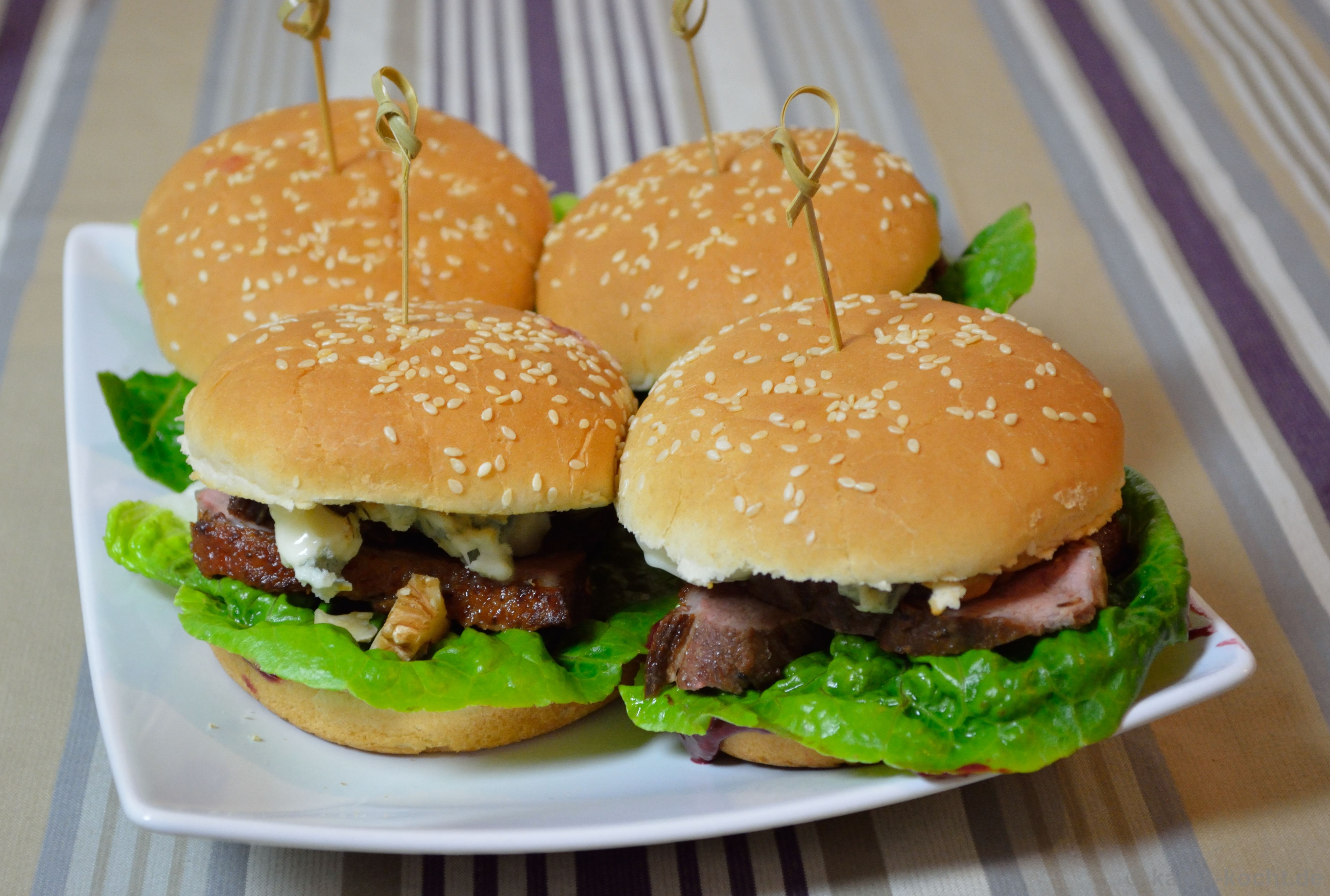 Enten Burger mit Brombeer-Schoko-Chili-Sauce