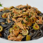 Schwarze Spaghetti mit Thunfisch und Oliven