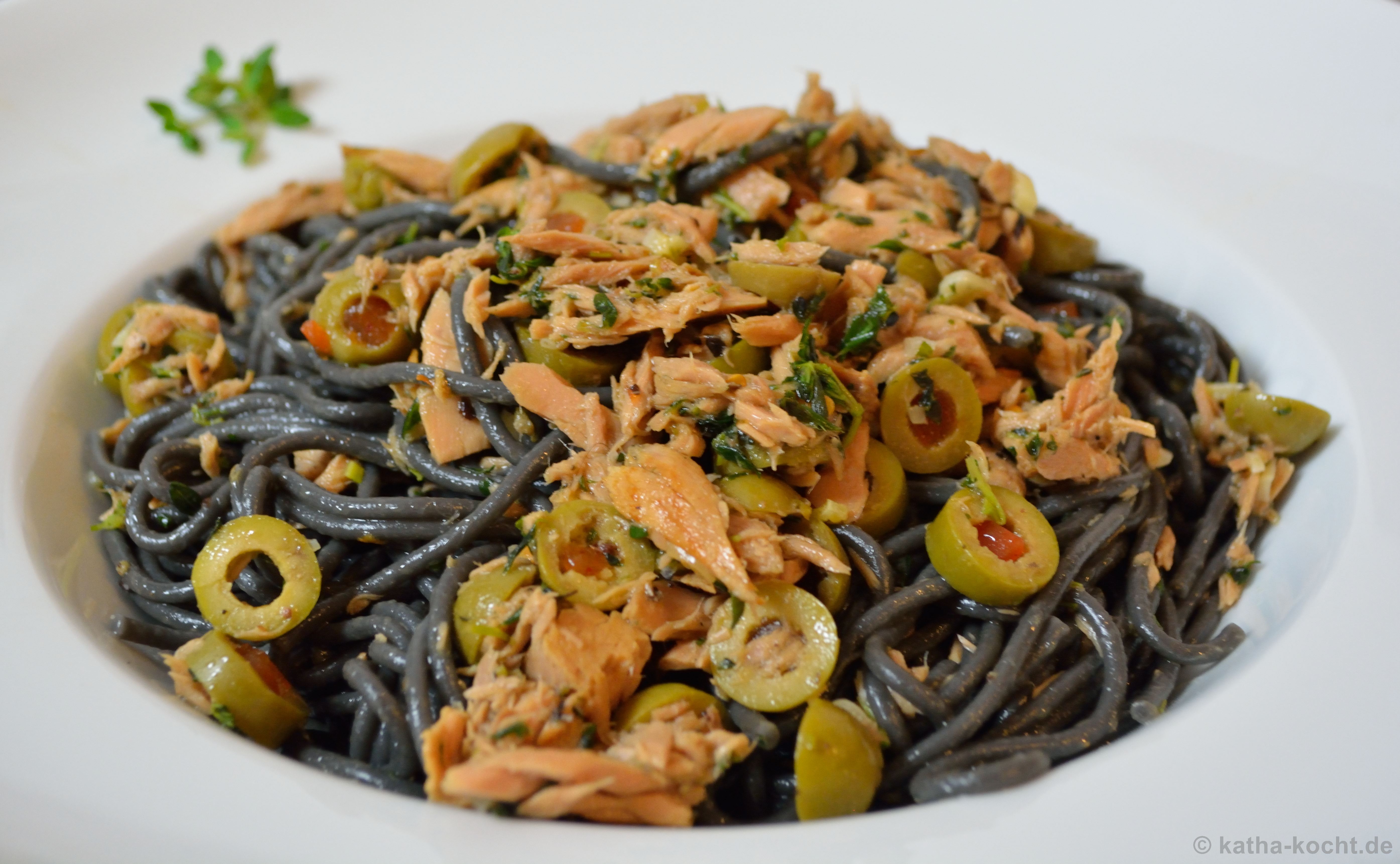 Schwarze Spaghetti mit Thunfisch und Oliven