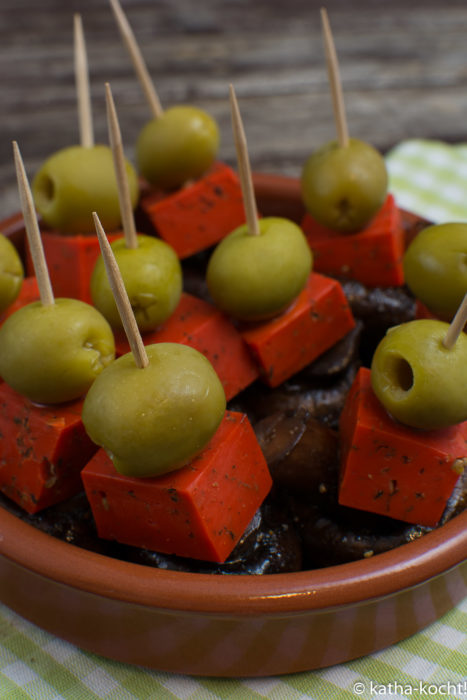 Tapas - kleine Pesto-Käse Spieße