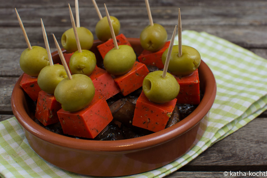 Tapas - kleine Pesto-Käse Spieße