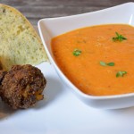 Tomaten-Pflaumen Suppe mit Dattel-Hackbällchen