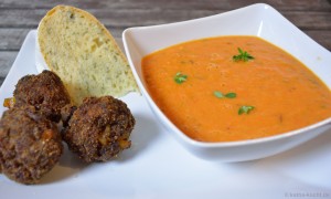 Tomaten-Pflaumen Suppe mit Dattel-Hackbällchen