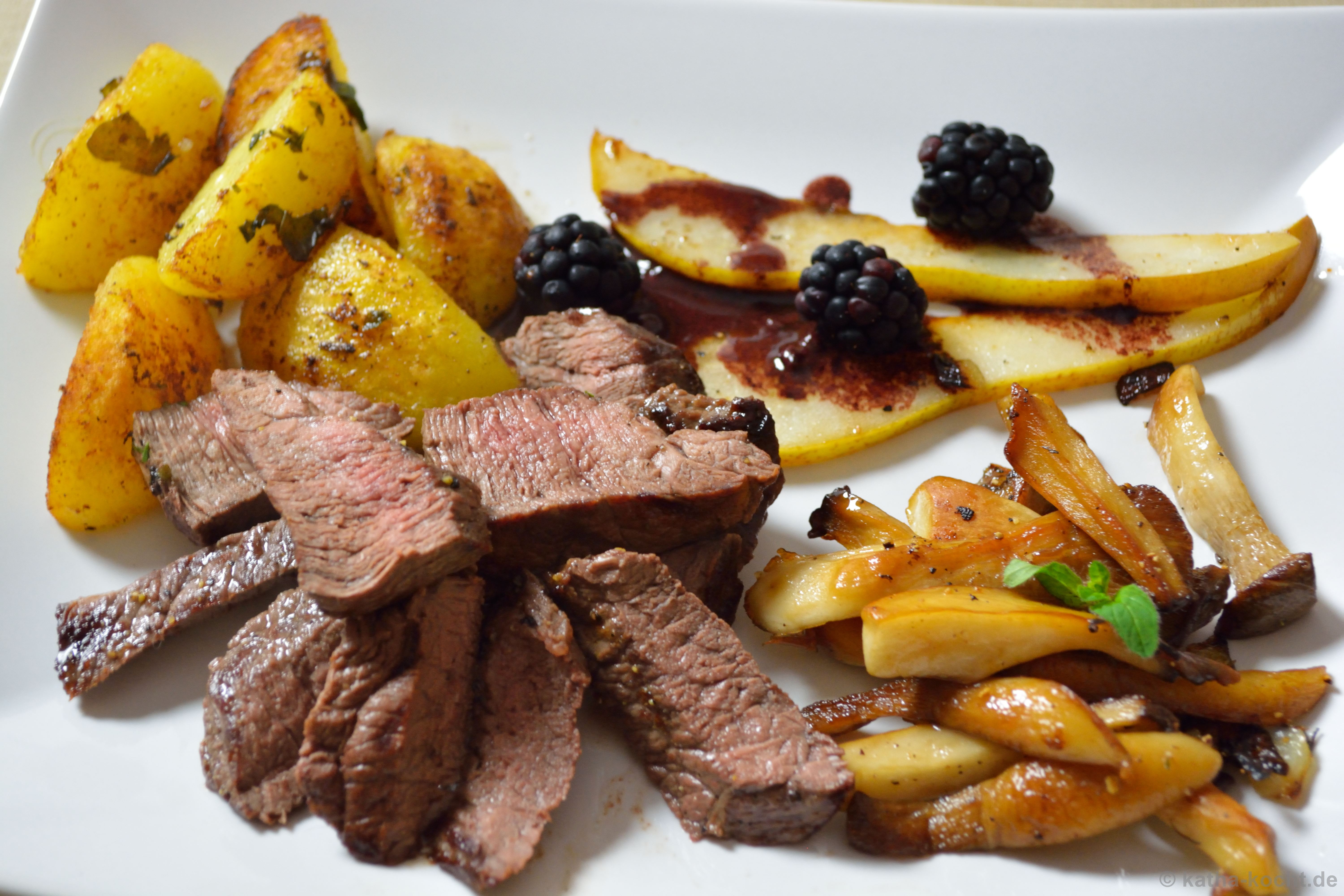 Hirschsteak mit Kräuterseitlingen und Brombeersauce