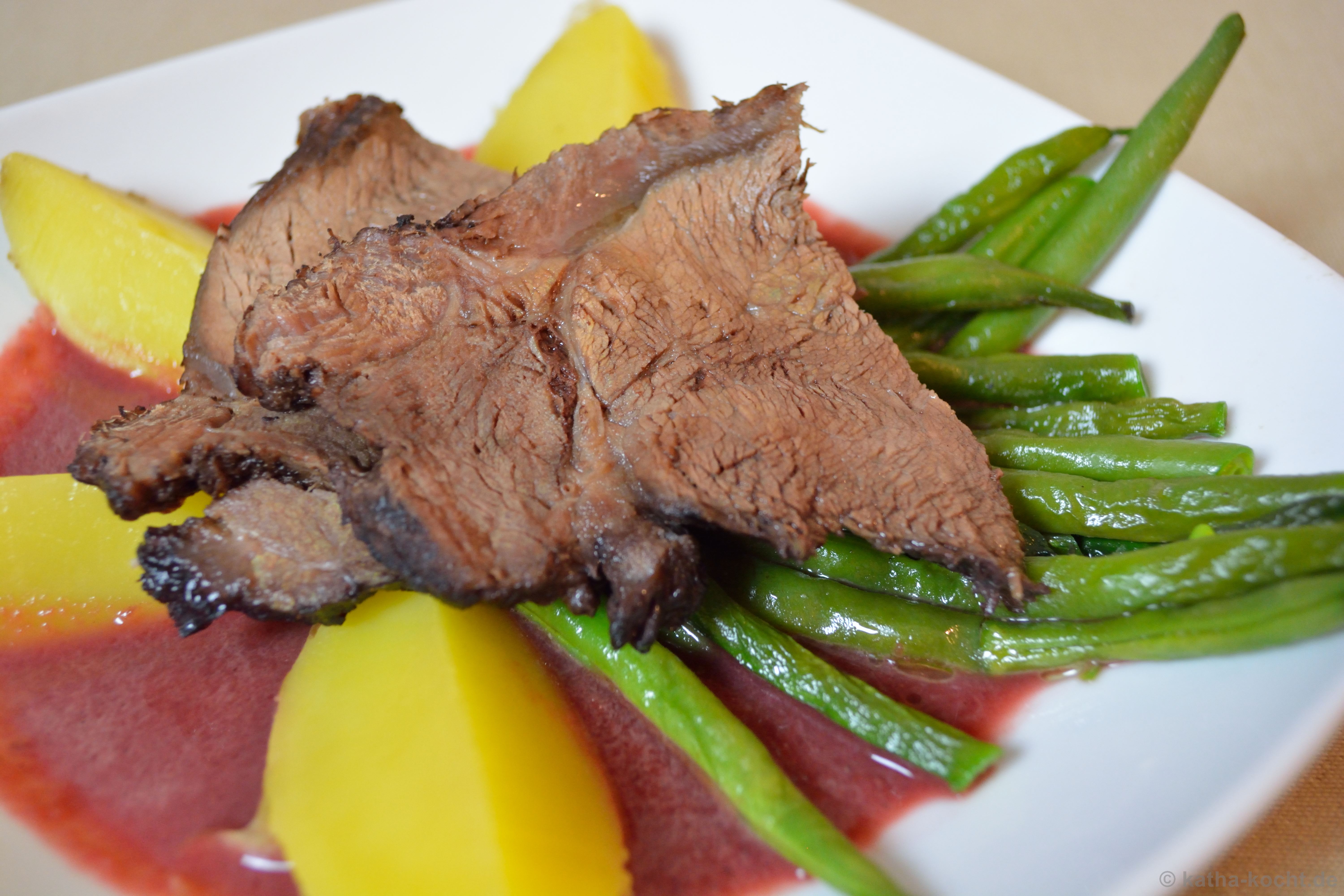 Schaufelbraten in Rotwein mit roter Beete